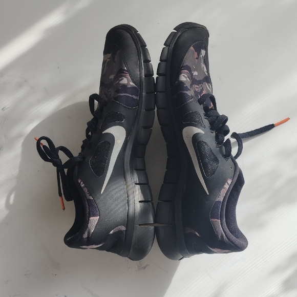 Nike Kids Sneakers Black and Orange - Picture 7 of 8